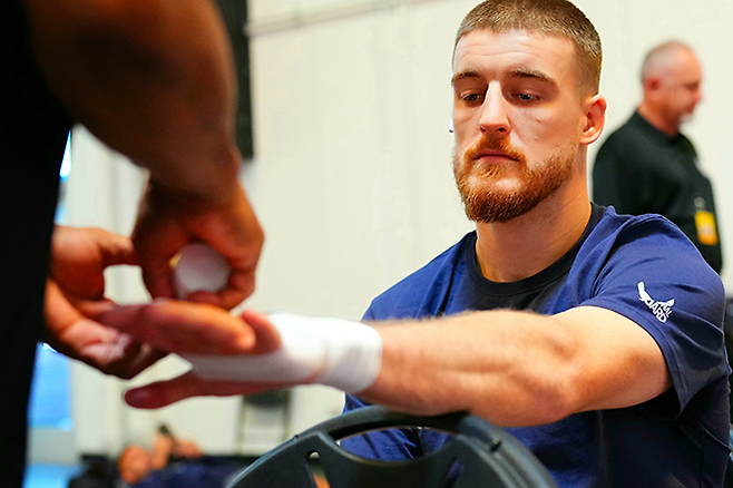 리얼리티프로그램 The Ultimate Fighter 시즌32 준결승 패디 매코리가 2025년 9월 데이나 화이트 UFC 회장 겸 CEO가 직접 주최하는 오디션 Contender Series 시즌9 6주차 미들급 경기를 준비하고 있다. 사진=TKO