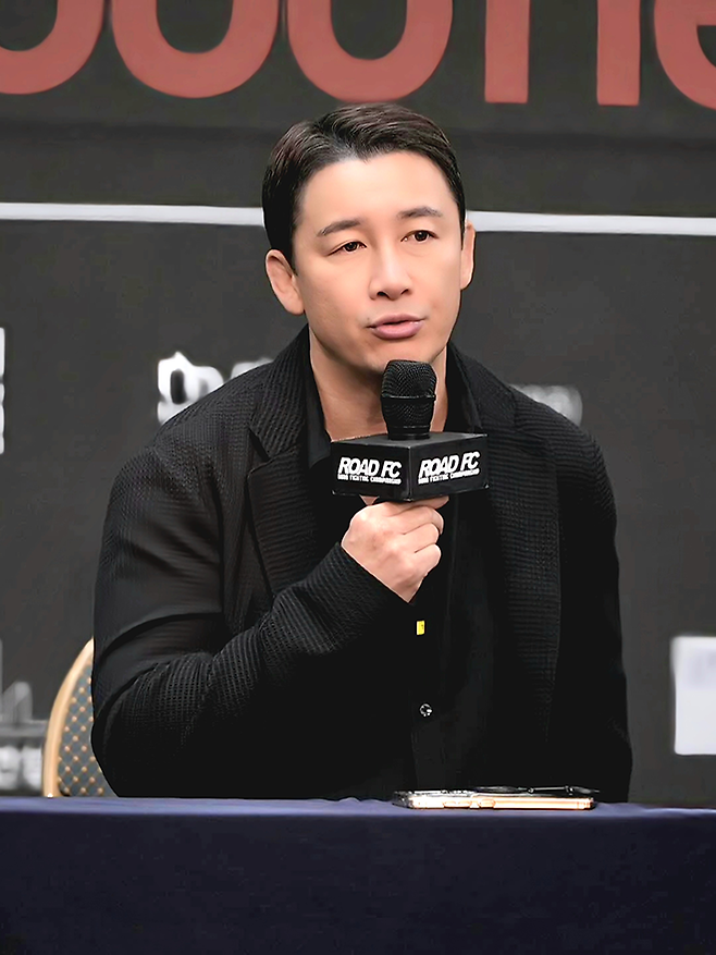 대한MMA총협회 정문홍 회장이 2025년 9월 스위스그랜드 호텔 서울 컨벤션센터 로드FC74 D-1 기자회견에서 답변하고 있다. 사진=세계격투스포츠협회