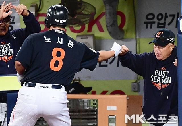 21일 오후 대구삼성라이온즈파크에서 ‘2025 신한 SOL Bank KBO 포스트시즌’ 한화 이글스와 삼성 라이온즈의 플레이오프(5전 3선승제) 3차전이 열렸다. 5회초 2사 3루에서 한화 노시환이 재역전 투런홈런을 치고 김경문 감독과 하이파이브를 하고 있다. 사진(대구)=김영구 기자