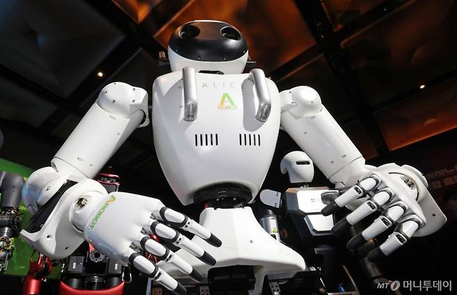 4월 10일 오후 서울 중구 플라자호텔에서 열린 K-휴머노이드 연합 출범식에 전시된 에이로봇(A ROBOT)의 엘리스 /사진=뉴스1
