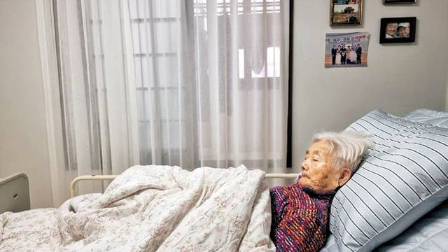 병석에 계신 어머니. ‘이웃집 아기’였던 저를 핏덩이 때부터 거둬 키웠던 어머니의 심정으로 잘 모실 겁니다.