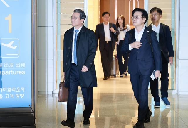 방미길  : 김용범(앞줄 왼쪽) 대통령실 정책실장과 김정관(〃 오른쪽) 산업통상부 장관이 22일 오전 인천국제공항에서 한·미 관세협상 추가 협의를 위해 미국으로 출국하고 있다. 연합뉴스