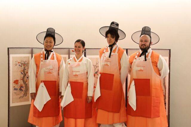왼쪽부터 지한 리, 수잔 컵스, 유 시마노, 피델 카바예로 등 뉴욕 셰프들이 한국 문화 체험 프로그램에 참여하고 있다. /아모레퍼시픽
