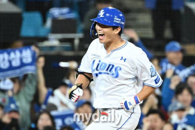 21일 대구 삼성라이온즈파크에서 열린 '2025 신한 SOL BANK KBO 포스트 시즌' 삼성 라이온즈와 한화 이글스 플레오이프(PO) 3차전 경기. 삼성 김태훈이 4회말 2사에 솔로포를 친 후 기뻐하고 있다./대구=한혁승 기자