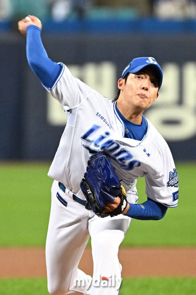 22일 대구 삼성라이온즈파크에서 열린 '2025 신한 SOL BANK KBO 포스트 시즌' 삼성 라이온즈와 한화 이글스 플레이오프(PO) 4차전 경기. 삼성 선발 원태인이 힘차게 투구하고 있다./대구=한혁승 기자