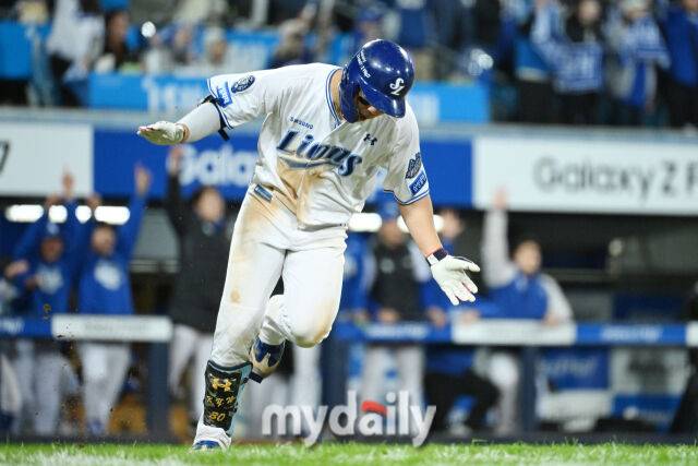 22일 대구 삼성라이온즈파크에서 열린 '2025 신한 SOL BANK KBO 포스트 시즌' 삼성 라이온즈와 한화 이글스 플레이오프(PO) 4차전 경기. 삼성 김영웅이 6회말 1사 1-3루에 3점 홈런을 친 후 기뻐하고 있다./대구=한혁승 기자