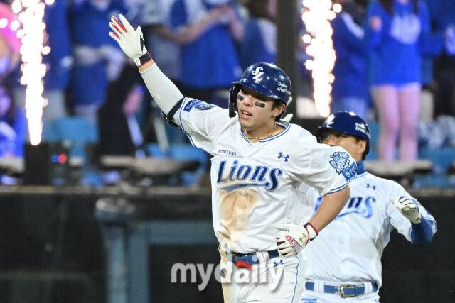 22일 대구 삼성라이온즈파크에서 열린 '2025 신한 SOL BANK KBO 포스트 시즌' 삼성 라이온즈와 한화 이글스 플레이오프(PO) 4차전 경기. 삼성 김영웅이 6회말 1사 1-3루에 동점 쓰리런을 친 후 기뻐하고 있다./대구 = 한혁승 기자