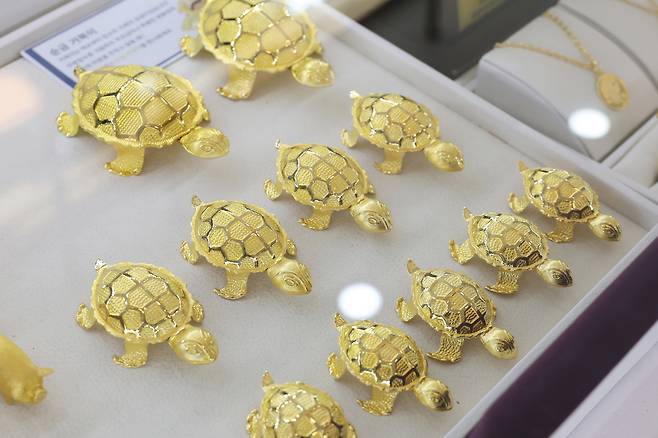 지난 17일 서울 종로구 한국금거래소 종로본점에 금 상품이 전시되어 있다. [연합]