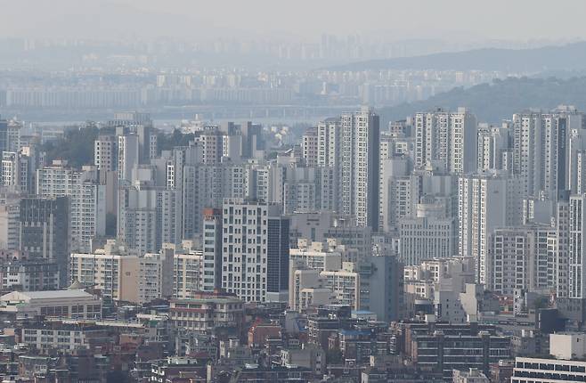 20일 서울 남산에서 바라본 아파트 단지의 모습. 정부가 발표한 10·15 부동산 대책에 따라 20일부터 서울 전 지역과 과천, 분당 등 경기 12개 지역에서 토지거래허가제가 시행됐다. [연합]