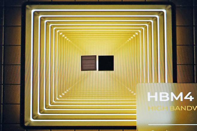22일 서울 강남구 코엑스에서 열린 ‘반도체대전(SEDEX) 2025’에 마련된 SK하이닉스 부스에 6세대 고대역폭 메모리인 HBM4 실물이 전시돼있다. [연합]