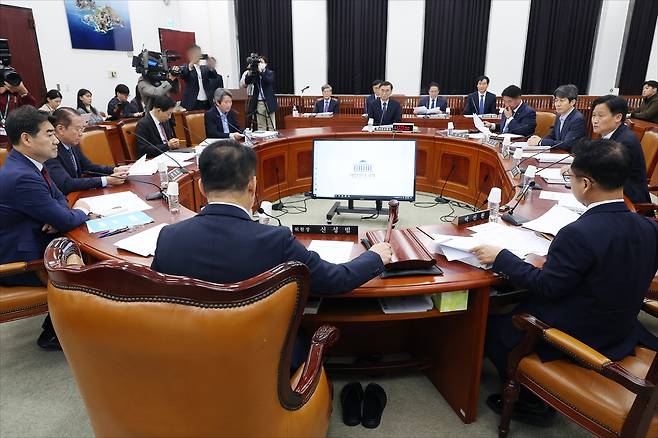 22일 서울 여의도 국회에서 정보위원회 전체회의가 열리고 있다. [연합]