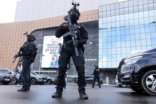 아시아태평양경제협력체(APEC) 정상회의를 앞두고 20일 경북 경주화백컨벤션센터에서 경북경찰청 소속 경찰특공대가 훈련을 하고 있다. 사진은 기사 내용과 관련 없음. [연합]