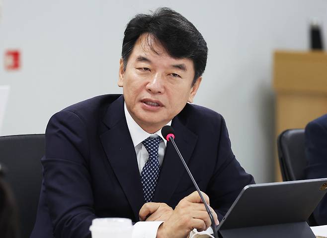 문진석 더불어민주당 의원이 20일 경기도청에서 열린 국회 국토교통위원회 경기도 국정감사에서 질의하고 있다. [연합]