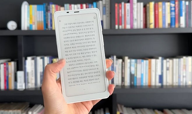전자책 리더기를 사용하고 있다.[유튜브 채널 ‘가전주부’ 갈무리]