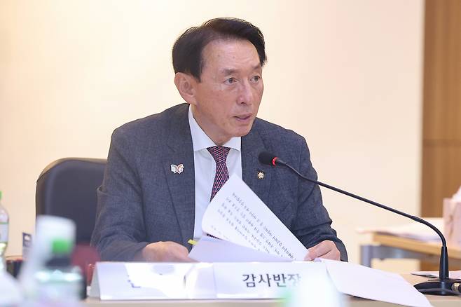 22일(현지시간) 캄보디아 프놈펜 주캄보디아 대사관에서 열린 국회 외교통일위원회 주캄보디아·주베트남·주태국·주라오스대사관 국정감사에서 김석기 위원장이 발언하고 있다. [연합]