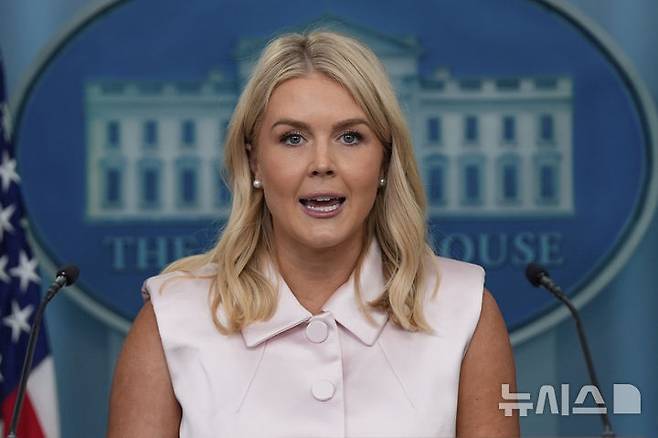 [워싱턴=AP/뉴시스]캐럴라인 레빗 백악관 대변인이 지난 7월 23일(현지 시간) 백악관 정례브리핑에서 발언하고 있다. 2025.10.22.
