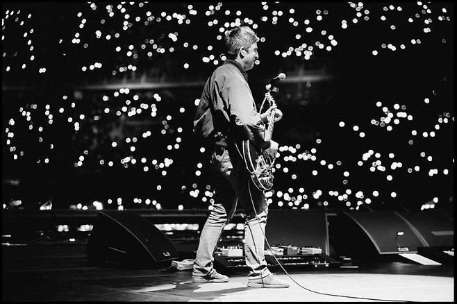 [고양=뉴시스] 전설적인 브릿팝 밴드 '오아시스(Oasis)' 노엘 갤러거가 21일 오후 경기 고양 고양종합운동장에서 '오아시스 라이브(Oasis Live)'25'를 펼치고 있다. (사진 = Joshua Halling 제공) 2025.10.22. photo@newsis.com *재판매 및 DB 금지