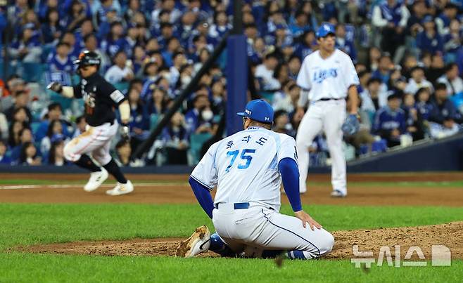 [대구=뉴시스] 최진석 기자 = 21일 대구 수성구 삼성라이온즈파크에서 열린 2025 신한 SOL 뱅크 KBO 포스트시즌 플레이오프 3차전 한화 이글스와 삼성 라이온즈의 경기, 5회초 1사 2루 상황 삼성 후라도가 한화 리베라토에게 1타점 안타를 맞은 후 마운드에 앉아 있다 . 2025.10.21. myjs@newsis.com