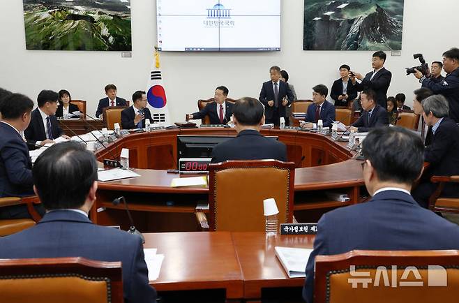 [서울=뉴시스] 국회사진기자단 = 신성범 국회 정보위원장이 22일 서울 여의도 국회에서 이종석 국정원장이 참여한 가운데 열린 정보위원회 전체회의를 주재하고 있다. 2025.10.22. photo@newsis.com