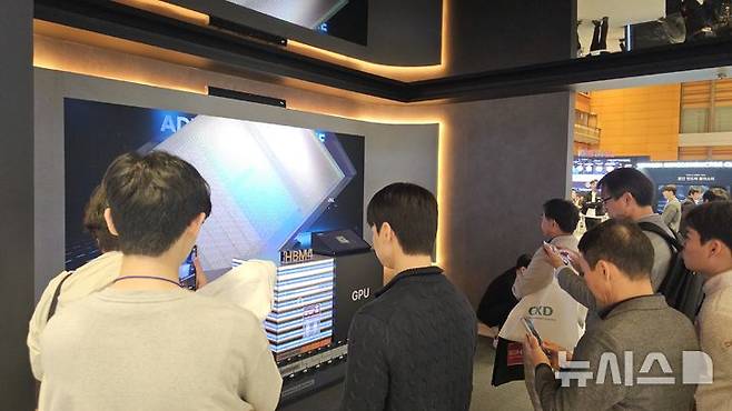 [서울=뉴시스]SK하이닉스는 22일 서울 코엑스에서 개막한 한국반도체산업협회 주최 'SEDEX 2025(제27회 반도체대전)'에 참석해 최신 고대역폭메모리인 'HBM4'와 차세대 서버용 저전력 D램 '소캠(SOCAMM2)' 등을 공개했다. photo@newsis.com