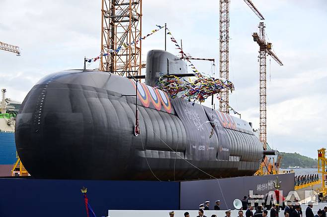 [거제=뉴시스] 차용현 기자 =22일 오후 경남 거제시 한화오션에서 장보고-Ⅲ Batch-Ⅱ 1번함인 ‘장영실함’(3600t급)의 진수식이 거행되고 있다. 2025.10.22. con@newsis.com