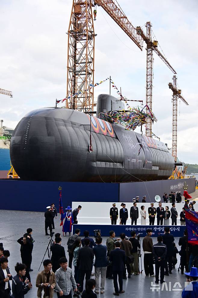 [거제=뉴시스] 차용현 기자 =22일 오후 경남 거제시 한화오션에서 장보고-Ⅲ Batch-Ⅱ 1번함인 ‘장영실함’(3600t급)의 진수식이 거행되고 있다. 2025.10.22. con@newsis.com