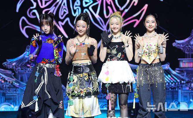 [서울=뉴시스] 김혜진 기자 = 그룹 비비업(왼쪽부터 킴, 팬, 수연, 지윤)이 22일 오후 서울 용산구 블루스퀘어에서 열린 새 앨범 발매 기념 쇼케이스에서 포즈를 취하고 있다. 2025.10.22. jini@newsis.com