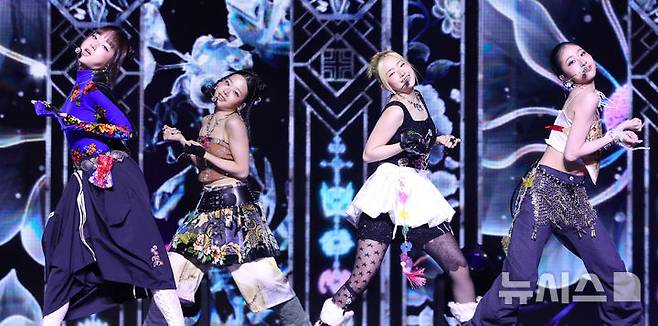 [서울=뉴시스] 김혜진 기자 = 그룹 비비업이 22일 오후 서울 용산구 블루스퀘어에서 열린 새 앨범 발매 기념 쇼케이스에서 무대를 선보이고 있다. 2025.10.22. jini@newsis.com