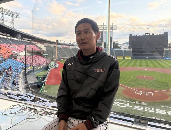 [서울=뉴시스] 신유림 기자=프로야구 LG 트윈스 염경엽 감독이 22일 잠실구장에서 열린 자체 청백전을 앞두고 기자실에서 취재진을 만나 인터뷰를 진행하고 있다. 2025.10.22. spicy@newsis.com *재판매 및 DB 금지