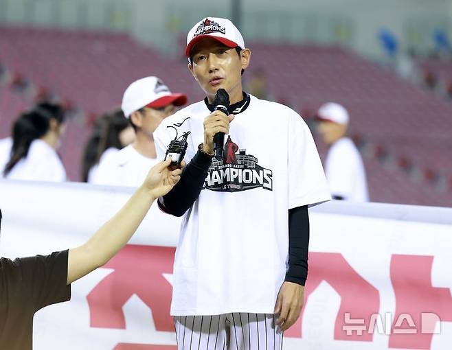 [서울=뉴시스] 이영환 기자 = 2025 KBO 리그 정규리그 우승을 확정지은 LG 트윈스 염경엽 감독이 1일 오후 서울 송파구 잠실야구장에서 소감을 전하고 있다. 2025.10.01. 20hwan@newsis.com