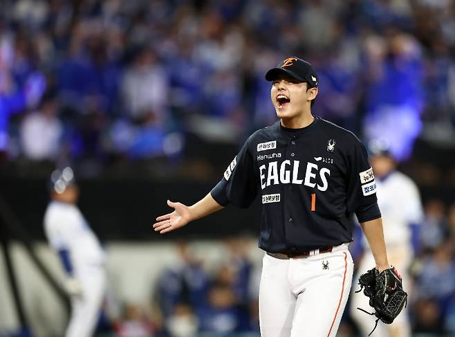21일 대구 삼성 라이온즈 파크에서 열린 2025 KBO 포스트 시즌 플레이오프 한화 이글스 대 삼성 라이온즈 3차전. 7회 말 위기를 무실점으로 넘긴 한화 투수 문동주가 포효하고 있다. 연합뉴스