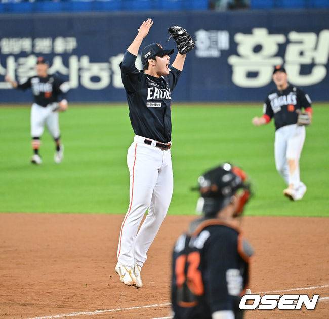 [OSEN=대구, 이석우 기자] 21일 대구 삼성라이온즈파크에서 2025 신한 SOL뱅크 KBO 플레이오프 삼성 라이온즈와 한화 이글스의 3차전 경기가 열렸다. 홈팀 삼성은 후라도가, 방문팀 한화는 류현진이 선발 투수로 출전했다.한화 이글스 문동주가 9회말 2사 삼성 라이온즈 김성윤을 2루수 땅볼로 잡고 환호하고 있다. 2025.10.21 / foto0307@osen.co.kr