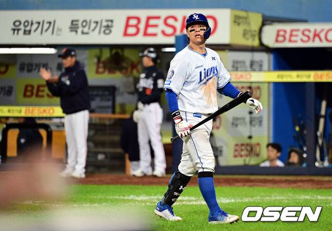 [OSEN=대구, 조은정 기자]21일 대구 삼성라이온즈파크에서 2025 신한 SOL Bank KBO리그 포스트시즌 플레이오프 3차전 삼성 라이온즈와 한화 이글스의 경기가 열렸다.홈팀 삼성은 후라도, 방문팀 한화는 류현진을 선발로 내세웠다.8회말 2사 2루에서 삼성 강민호가 삼진으로 물러나며 아쉬워하고 있다. 2025.10.21 /cej@osen.co.kr