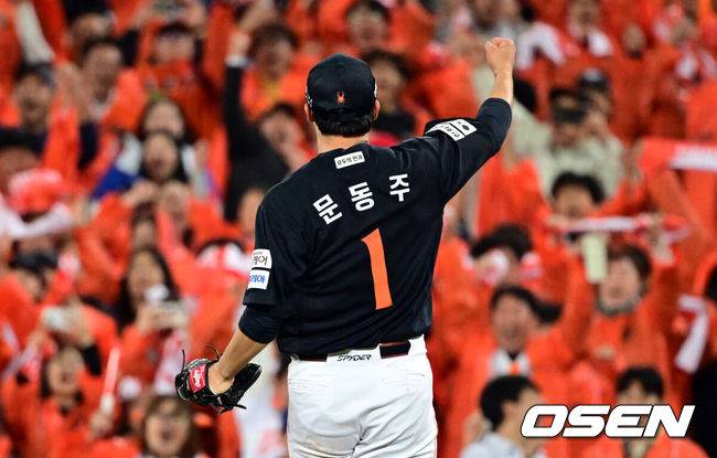 [OSEN=대구, 조은정 기자]프로야구 한화 이글스 투수 문동주(22)가 구원으로 나와 또 한화를 구했다. 6회부터 9회까지 4이닝을 삭제하며 슈퍼 세이브로 삼성 강타선을 잠재웠다.문동주는 21일 대구삼성라이온즈파크에서 열린 2025 신한 SOL Bank KBO리그 포스트시즌 플레이오프(PO·5전3선승제) 3차전에 6회 구원 등판, 4이닝 2피안타 1볼넷 6탈삼진 무실점으로 막고 한화의 5-4 승리에 기여했다. 승리 투수가 됐다. 한화는 시리즈 전적 2승1패 리드.&nbsp;한화 문동주가 승리를 기뻐하고 있다. 2025.10.21 /cej@osen.co.kr