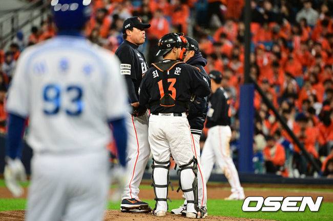 [OSEN=대구, 조은정 기자]21일 대구 삼성라이온즈파크에서 2025 신한 SOL Bank KBO리그 포스트시즌 플레이오프 3차전 삼성 라이온즈와 한화 이글스의 경기가 열렸다.홈팀 삼성은 후라도, 방문팀 한화는 류현진을 선발로 내세웠다.한화 류현진이 4회말 1사 1,2루를 허용하자 양상문 코치가 올라 대화를 나누고 있다. 2025.10.21 /cej@osen.co.kr