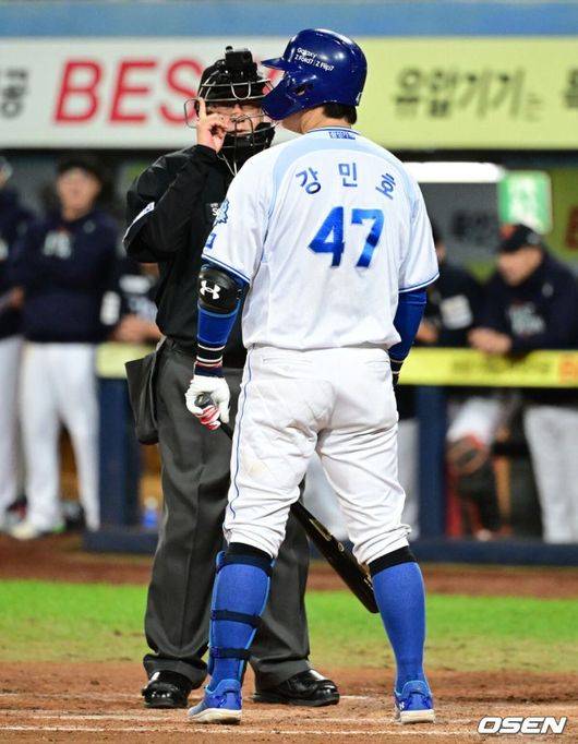 [OSEN=대구, 조은정 기자] 강민호에게 피치 클락 위반이 선언되고 있다. 2025.10.21 /cej@osen.co.kr