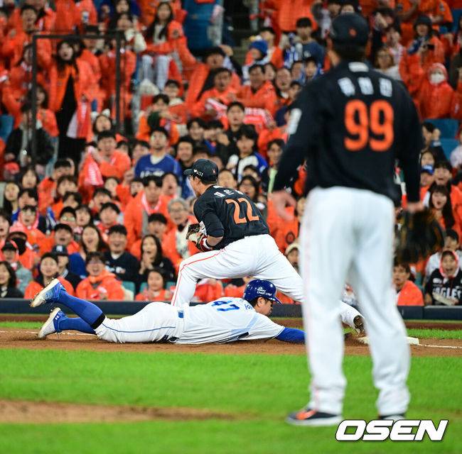 [OSEN=대구, 조은정 기자]21일 대구 삼성라이온즈파크에서 2025 신한 SOL Bank KBO리그 포스트시즌 플레이오프 3차전 삼성 라이온즈와 한화 이글스의 경기가 열렸다.홈팀 삼성은 후라도, 방문팀 한화는 류현진을 선발로 내세웠다.3회말 무사 1루에서 삼성 류지혁의 외야 뜬공 때 삼성 강민호가 포스아웃 당하고 있다. 2025.10.21 /cej@osen.co.kr