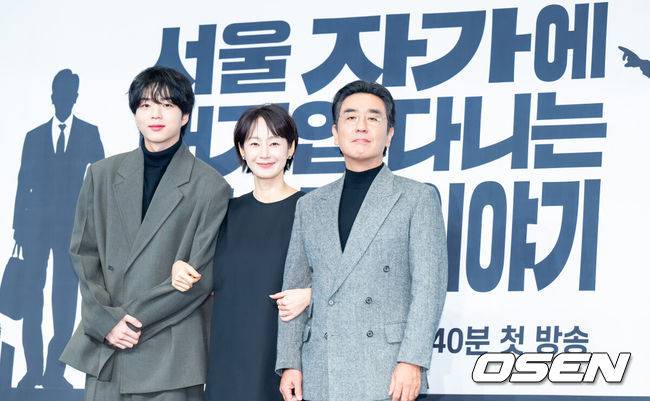 [OSEN=박준형 기자] 22일 오후 서울 구로구 신도림동 더링크호텔 서울 링크홀에서 JTBC 새 토일드라마 '서울 자가에 대기업 다니는 김 부장 이야기'(이하 ‘김 부장 이야기’)(연출 조현탁, 극본 김홍기, 윤혜성) 제작발표회가 진행됐다.‘김 부장 이야기’는 자신이 가치 있다고 생각한 모든 것을 한순간에 잃어버린 한 중년 남성이 긴 여정 끝에 마침내 대기업 부장이 아닌 진정한 본인의 모습을 발견하게 되는 이야기를 그리는 드라마로 류승룡, 명세빈, 차강윤, 정은채, 허남준 등이 출연한다.배우 차강윤과 명세빈, 류승룡이 포즈를 취하고 있다. 2025.10.22 / soul1014@osen.co.kr