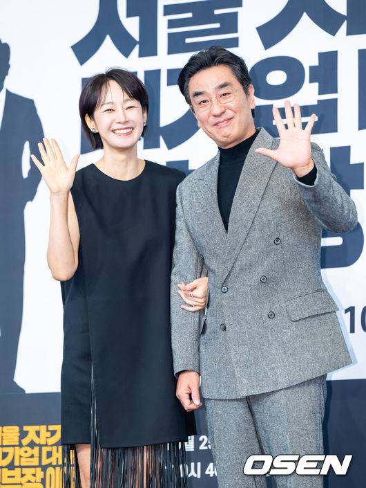 [OSEN=박준형 기자] 22일 오후 서울 구로구 신도림동 더링크호텔 서울 링크홀에서 JTBC 새 토일드라마 '서울 자가에 대기업 다니는 김 부장 이야기'(이하 ‘김 부장 이야기’)(연출 조현탁, 극본 김홍기, 윤혜성) 제작발표회가 진행됐다.‘김 부장 이야기’는 자신이 가치 있다고 생각한 모든 것을 한순간에 잃어버린 한 중년 남성이 긴 여정 끝에 마침내 대기업 부장이 아닌 진정한 본인의 모습을 발견하게 되는 이야기를 그리는 드라마로 류승룡, 명세빈, 차강윤, 정은채, 허남준 등이 출연한다.배우 명세빈과 류승룡이 포즈를 취하고 있다. 2025.10.22 / soul1014@osen.co.kr