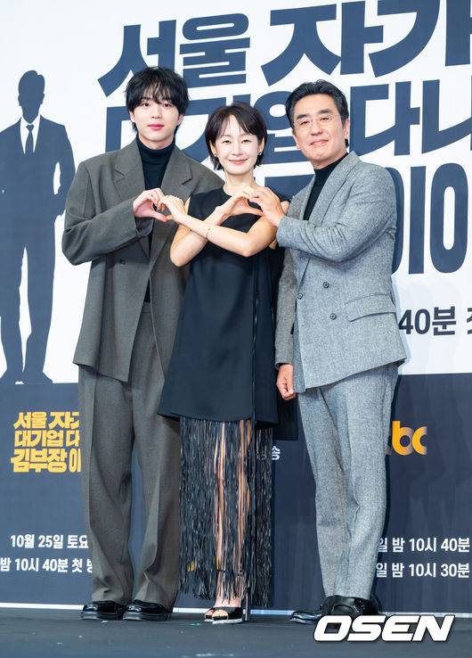 [OSEN=박준형 기자] 22일 오후 서울 구로구 신도림동 더링크호텔 서울 링크홀에서 JTBC 새 토일드라마 '서울 자가에 대기업 다니는 김 부장 이야기'(이하 ‘김 부장 이야기’)(연출 조현탁, 극본 김홍기, 윤혜성) 제작발표회가 진행됐다.‘김 부장 이야기’는 자신이 가치 있다고 생각한 모든 것을 한순간에 잃어버린 한 중년 남성이 긴 여정 끝에 마침내 대기업 부장이 아닌 진정한 본인의 모습을 발견하게 되는 이야기를 그리는 드라마로 류승룡, 명세빈, 차강윤, 정은채, 허남준 등이 출연한다.배우 차강윤과 명세빈, 류승룡이 포즈를 취하고 있다. 2025.10.22 / soul1014@osen.co.kr