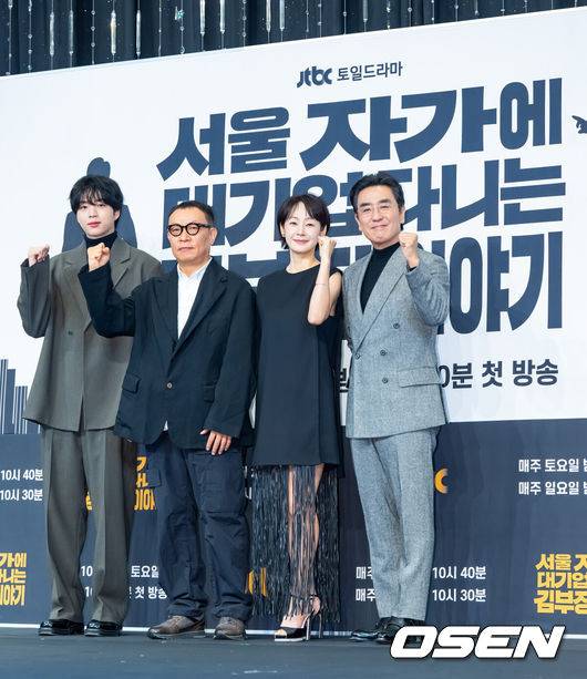 [OSEN=박준형 기자] 22일 오후 서울 구로구 신도림동 더링크호텔 서울 링크홀에서 JTBC 새 토일드라마 '서울 자가에 대기업 다니는 김 부장 이야기'(이하 ‘김 부장 이야기’)(연출 조현탁, 극본 김홍기, 윤혜성) 제작발표회가 진행됐다.‘김 부장 이야기’는 자신이 가치 있다고 생각한 모든 것을 한순간에 잃어버린 한 중년 남성이 긴 여정 끝에 마침내 대기업 부장이 아닌 진정한 본인의 모습을 발견하게 되는 이야기를 그리는 드라마로 류승룡, 명세빈, 차강윤, 정은채, 허남준 등이 출연한다.배우 차강윤과 조현탁 감독, 명세빈, 류승룡이 포즈를 취하고 있다. 2025.10.22 / soul1014@osen.co.kr