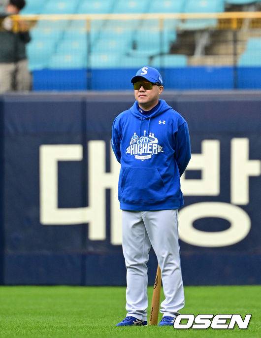 [OSEN=대구, 조은정 기자]22일 대구 삼성라이온즈파크에서 2025 신한 SOL Bank KBO리그 포스트시즌 플레이오프 4차전 삼성 라이온즈와 한화 이글스의 경기가 열린다.홈팀 삼성은 원태인, 방문팀 한화는 정우주를 선발로 내세웠다.삼성 박진만 감독이 선수단 훈련을 지켜보고 있다. 2025.10.22 /cej@osen.co.kr