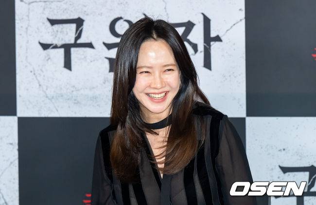 [OSEN=박준형 기자] 22일 오후 서울 용산아이파크몰 내 용산 CGV에서 영화 '구원자' 언론시사회가 진행됐다.영화 ‘구원자’는 축복의 땅 오복리로 이사 온 ‘영범’과 ‘선희’에게 기적 같은 일이 벌어지고, 이 모든 것이 누군가 받은 불행의 대가임을 알게 되면서 벌어지는 미스터리 오컬트로 배우 김병철과 송지효, 김히어라가 출연한다.배우 송지효가 미소 짓고 있다.  2025.10.22 / soul1014@osen.co.kr
