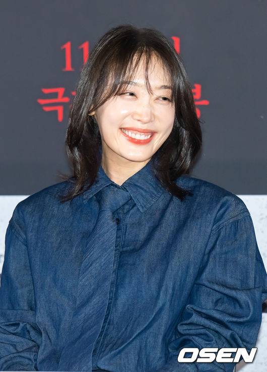 [OSEN=박준형 기자] 22일 오후 서울 용산아이파크몰 내 용산 CGV에서 영화 '구원자' 언론시사회가 진행됐다.영화 ‘구원자’는 축복의 땅 오복리로 이사 온 ‘영범’과 ‘선희’에게 기적 같은 일이 벌어지고, 이 모든 것이 누군가 받은 불행의 대가임을 알게 되면서 벌어지는 미스터리 오컬트로 배우 김병철과 송지효, 김히어라가 출연한다.배우 김히어라가 미소 짓고 있다.  2025.10.22 / soul1014@osen.co.kr