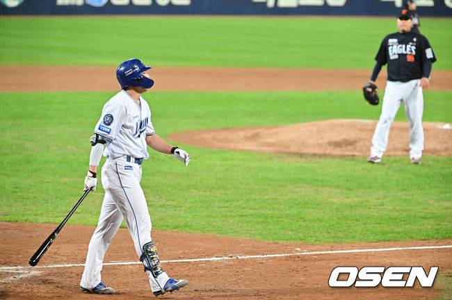 [OSEN=대구, 이석우 기자] 21일 대구 삼성라이온즈파크에서 2025 신한 SOL뱅크 KBO 플레이오프 삼성 라이온즈와 한화 이글스의 3차전 경기가 열렸다. 홈팀 삼성은 후라도가, 방문팀 한화는 류현진이 선발 투수로 출전했다.삼성 라이온즈 김영웅이 4회말 1사 1,2루 우월 역전 3점 홈런을 치고 타구를 바라보고 있다. 2025.10.21 / foto0307@osen.co.kr