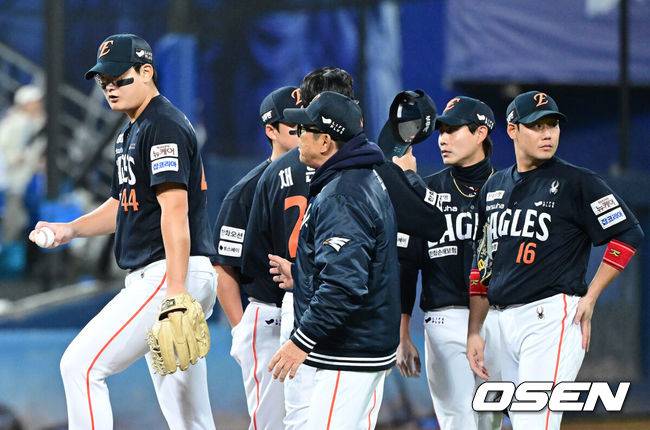 [OSEN=대구, 최규한 기자] 22일 대구 삼성라이온즈파크에서 ‘2025 신한 SOL Bank KBO리그’ 포스트시즌 플레이오프 4차전 삼성 라이온즈와 한화 이글스의 경기가 열렸다.삼성은 원태인, 한화는 정우주를 선발로 내세웠다.6회말 무사 1, 2루 상황 한화 김서현이 마운드에 오르고 있다. 2025.10.22 / dreamer@osen.co.kr