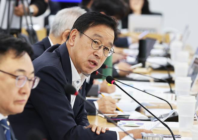 21일 경기도 수원시 영통구 경기도청에서 열린 국회 행정안전위원회의 경기도에 대한 국정감사에서 더불어민주당 위성곤 의원이 질의하고 있다. 연합뉴스