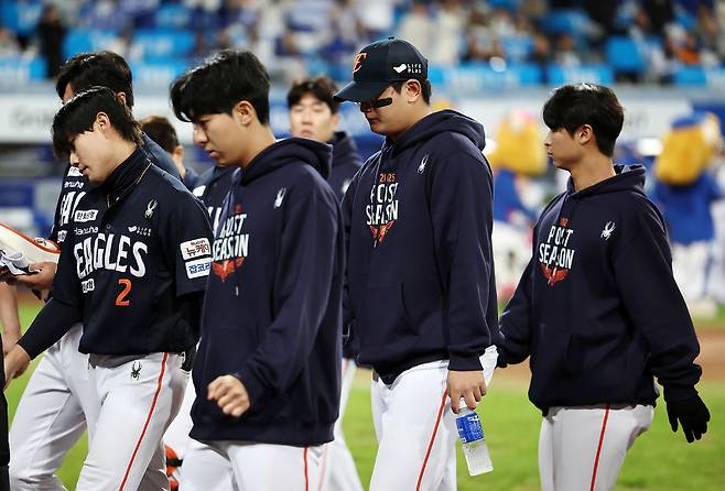 22일 대구삼성라이온즈파크에서 열린 2025 KBO 포스트시즌 플레이오프 한화 이글스 대 삼성 라이온즈 4차전. 7 대 4 삼성의 승리로 경기가 끝난 후 한화 김서현을 비롯한 선수들이 무거운 표정으로 경기장을 나서고 있다. 연합뉴스