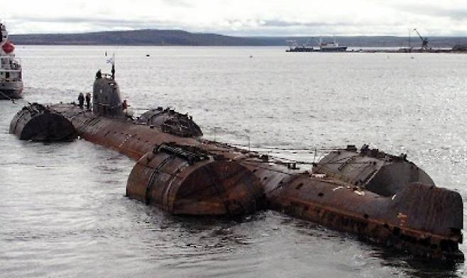 2003년 해체를 위해 예인되고 있는 K-159. 자료사진