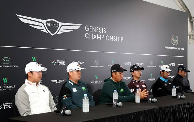 한국프로골프(KPGA) 투어와 DP월드 투어가 공동 주관하는 제네시스 챔피언십(총상금 400만)개막을 앞두고 22일 대회장에서 열린  기자회견에서 임성재와 마쓰야마 히데키 등 선수들이 기자들의 질문에 답하고 있다. KPGA 제공